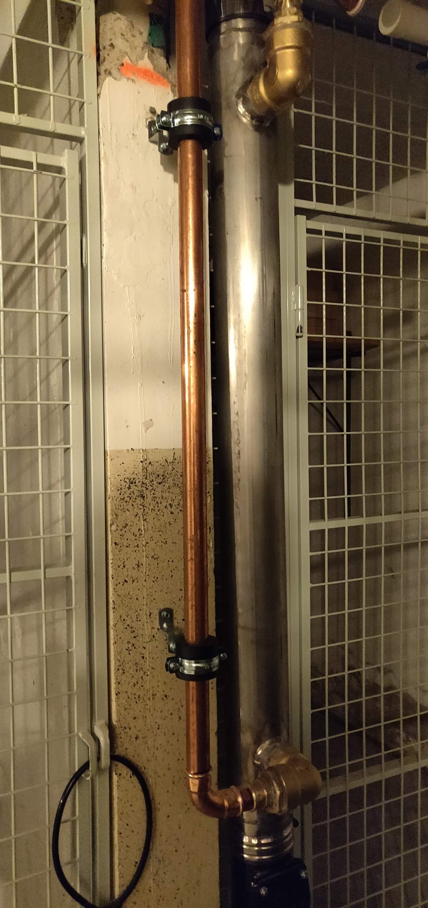 Stående GK med kopparanslutningar i befintlig källarkorridor.
